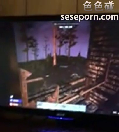 大鸡巴男友貌似在玩网游漂亮女友蜷缩在台底下吃大鸡巴