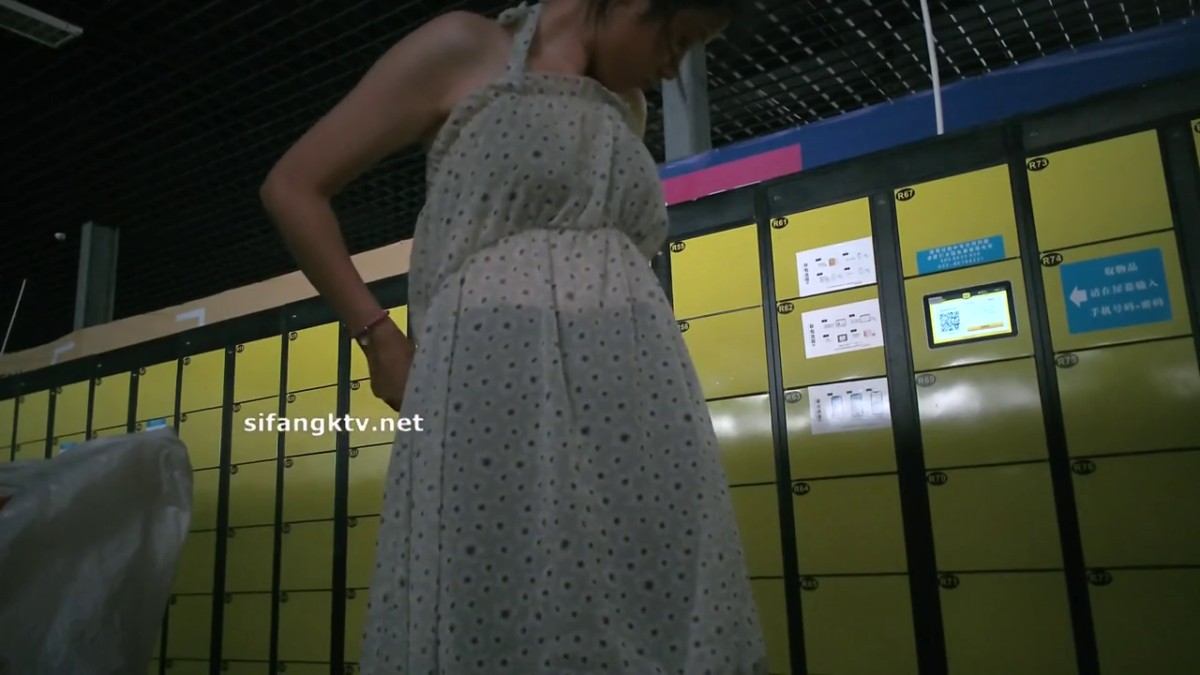 十一月最新流出水上乐园更衣淋浴室四处游走偷拍❤️几个在淋浴洗头的妹子眼镜妹惦着脚洗