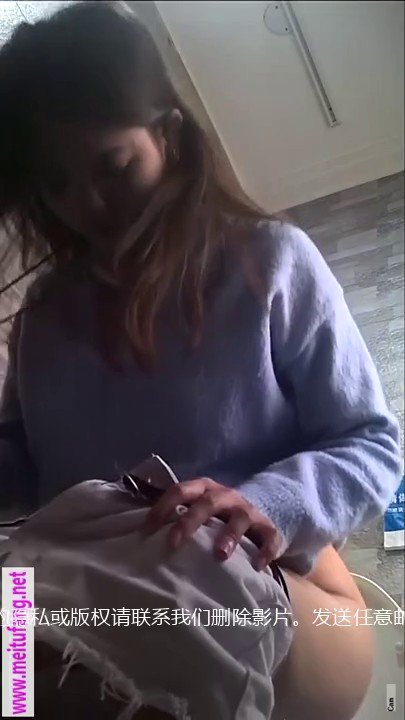 【厕拍精品】游乐场女厕刁钻角度偷拍9位年轻貌美的少妇各种美鲍-1 (1)