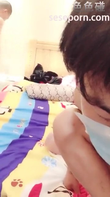 90后妹子镜头前现场直播激情4P大战 轮流被操的直叫爽 对白淫荡[216MB]