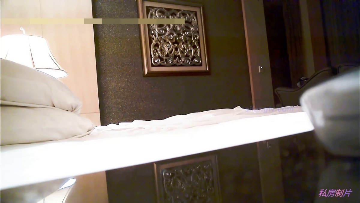 91土豪绝美大片-高价钱约操下巴很尖很漂亮的极品外围女,干的太激烈美女受不了说：看你挺文静的床上这样!原版!