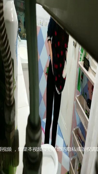 私房九月新品【稀缺偷拍】 广州某足疗店女卫生间员工如厕流出眼镜妹诡异的眼神看摄像头背景粤语对话9