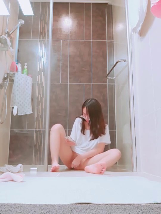 浴室暗藏摄像头本想偷拍表姐洗澡 意外拍到表姐在里面和男友视频做爱