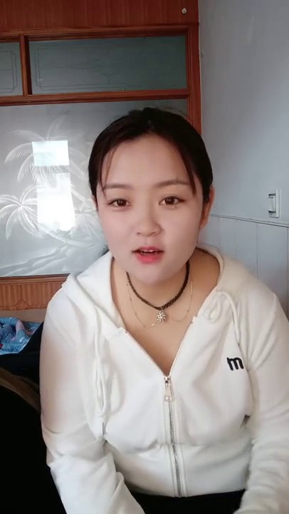 微胖良家小妹颜值不错在家伺候小哥啪啪，口交乳交啥活都会让小哥吃奶玩逼，多体位爆草抽插内射骚穴叫的好骚