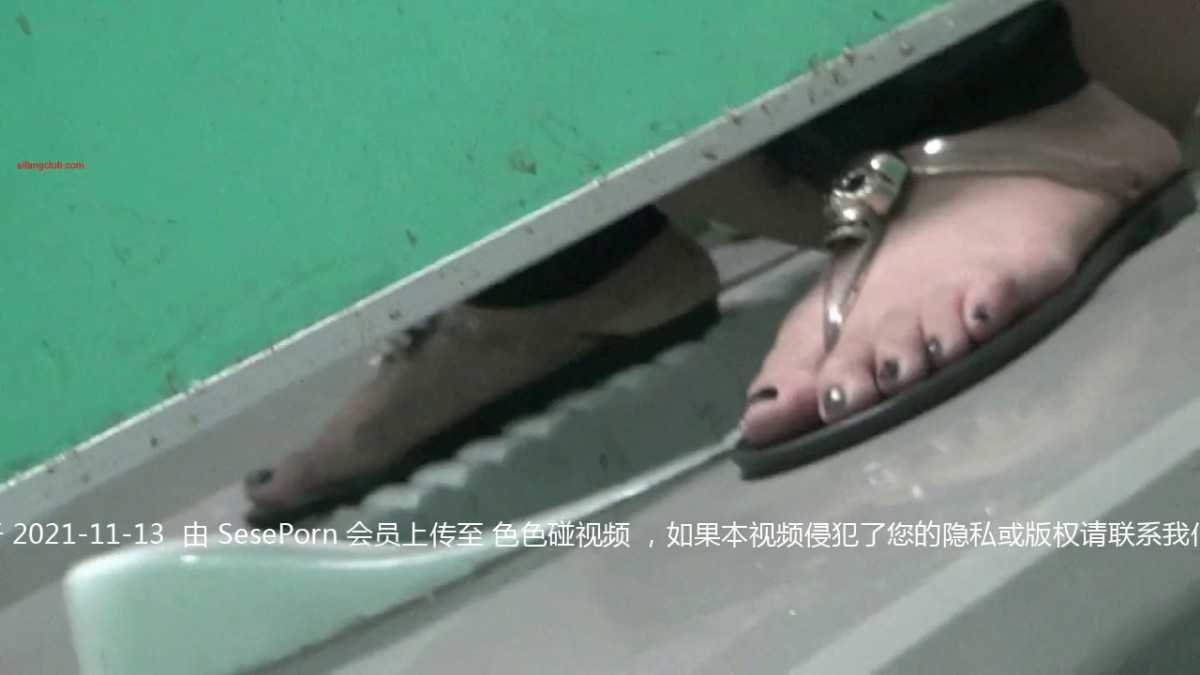 商城女厕偷拍 身材小巧的小妹子 玩手机屁股都要掉到便坑里去了