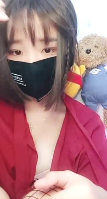 萝莉嫩妹主播萌梓0107一多自慰大秀 清纯嫩妹奶子坚挺 自慰插穴很诱人