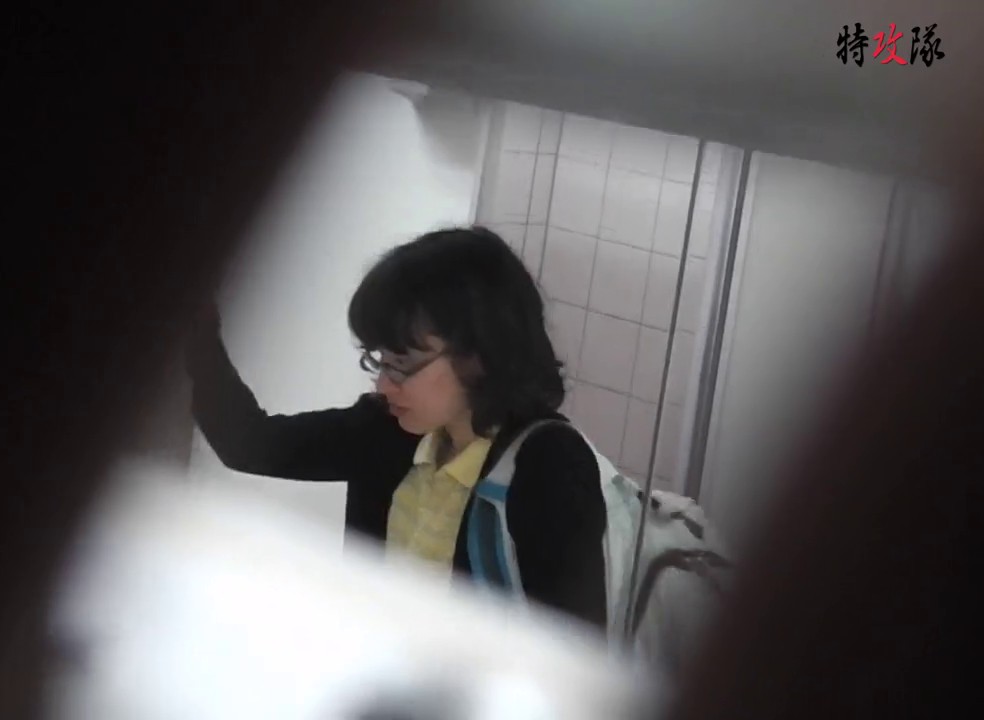 9月新流特攻队系列坑神潜入大学校园独守一个坑位连续偸拍课间出来方便的美眉私处拍完再拍个露脸镜头