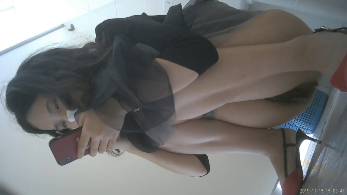 科技园女厕黑纱裙红高跟美艳女主管 两片湿软的肥嫩唇肉让人抓狂