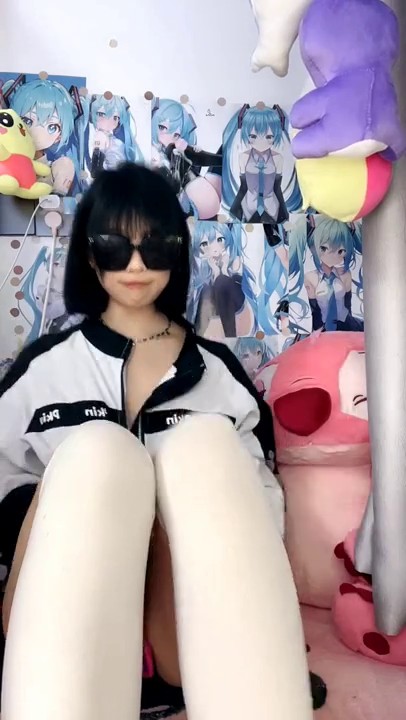 清纯学妹首次直播把老司机都看硬了，白丝露脸一个人在家被狼友教坏发骚诱惑，逼里塞着跳蛋自慰呻吟精彩刺激