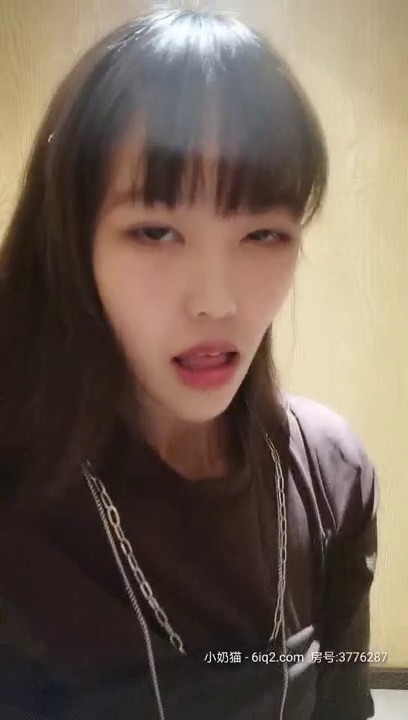 妹子在餐厅洗手间疯狂自慰，跳蛋，震动棒齐上阵，弄的自己骚水直流，不禁浪叫，怕叫太大声被发现用内裤塞嘴里！