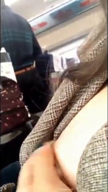 极品御姐【娜美妖姬】高铁上露出，旁边还有人舔胸捏乳头呻吟 趁着男人睡着揉搓着蜜穴【水印】