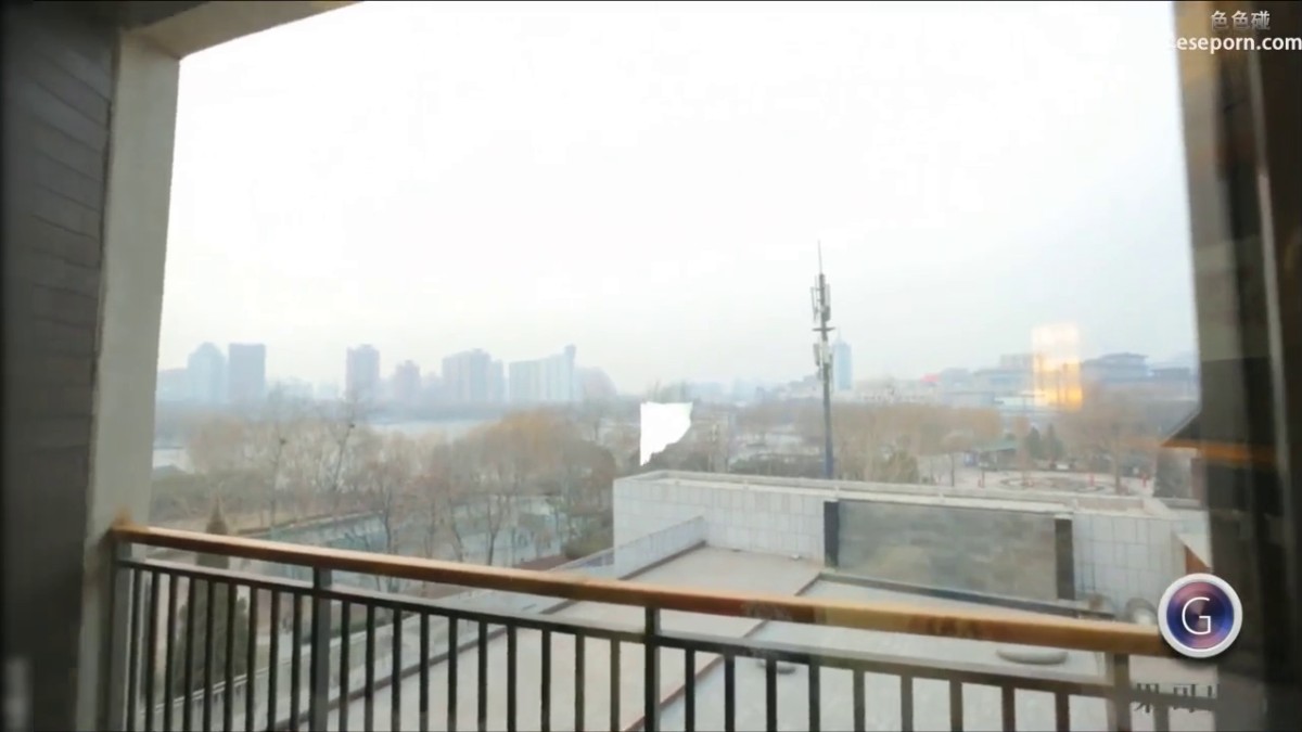 喷血推荐-果哥至尊版极品大长腿女神模特超薄丝袜高跟大尺度自拍,连摄影师都受不了趁机揩油,手枪必备精品!