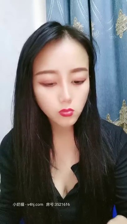 有点像热巴的小女人全程露脸大秀直播，大奶子翘屁股这身材真完美，火辣热舞揉着风骚大奶子，自慰骚逼呻吟可射