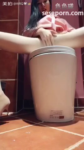 长得超清纯的妹子洗手间马桶上撕开肉丝自慰骚话 听呻吟声都硬了