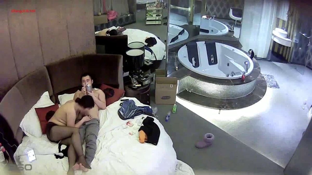 情趣酒店里的情趣 带充气娃娃开房约炮真实别样情趣啊 干完黑丝骚妇再干充气娃娃 这算双飞吗？高清完整版