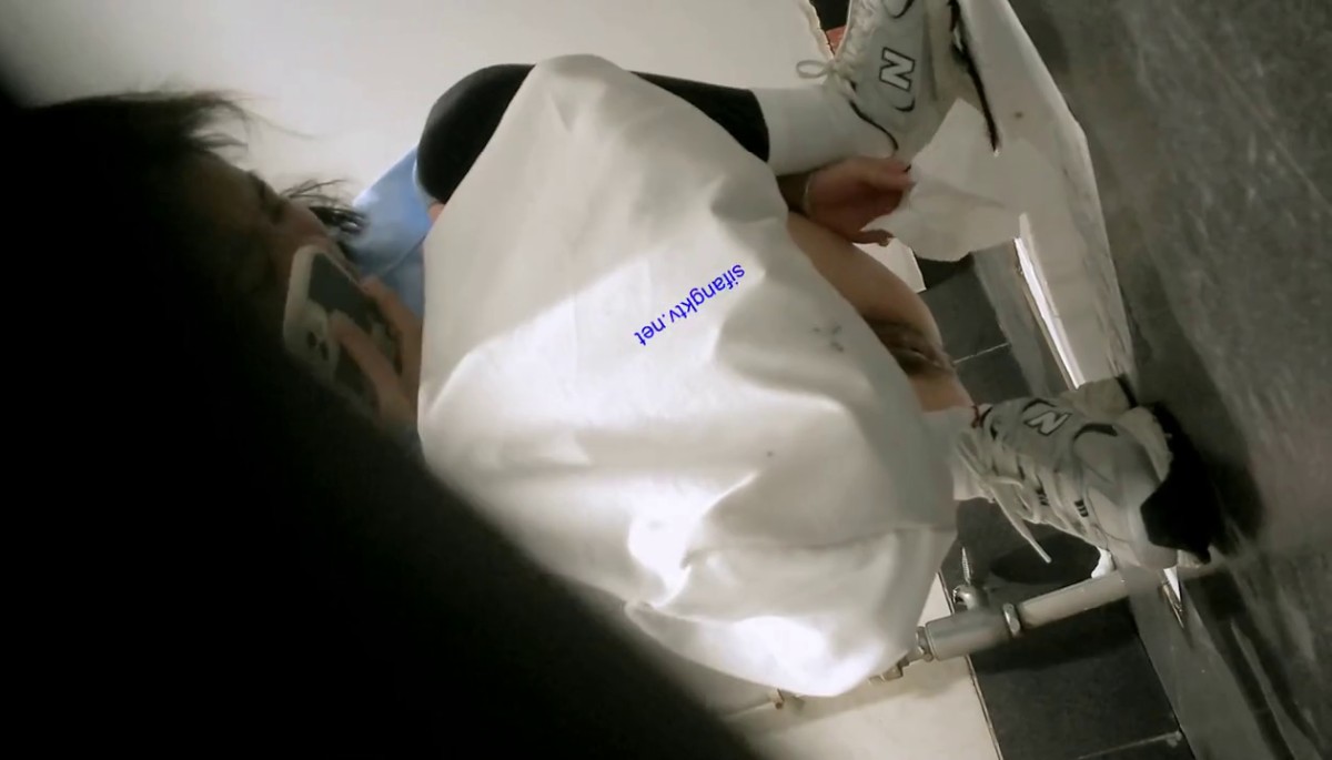 商场女厕全景偷拍几个美女嘘嘘全是丰满的大肥鲍