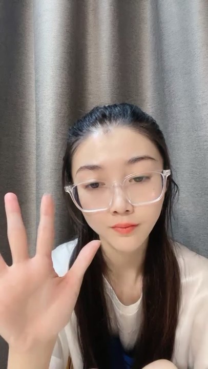 高冷眼镜美女小姐姐！纤细美腿苗条身材！脱光全裸诱惑，翘起屁股特写，多毛肥穴自摸手指扣弄