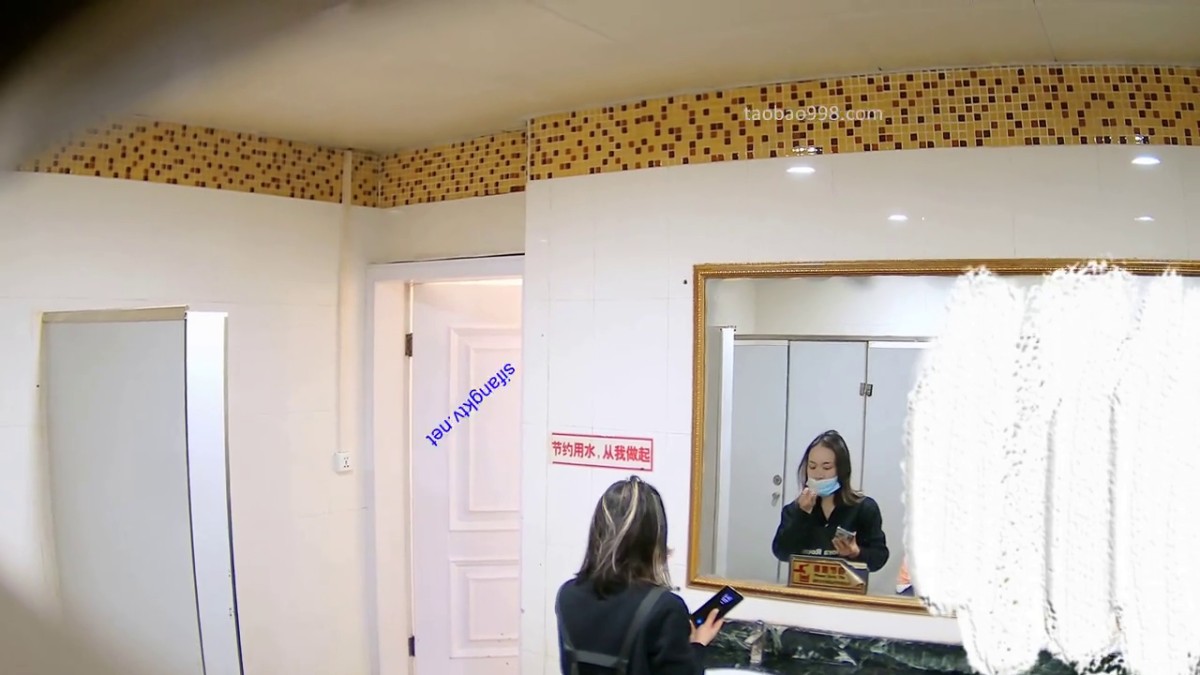 -商场女厕下偷拍长发少妇 一条线的肥鲍鱼还挺粉