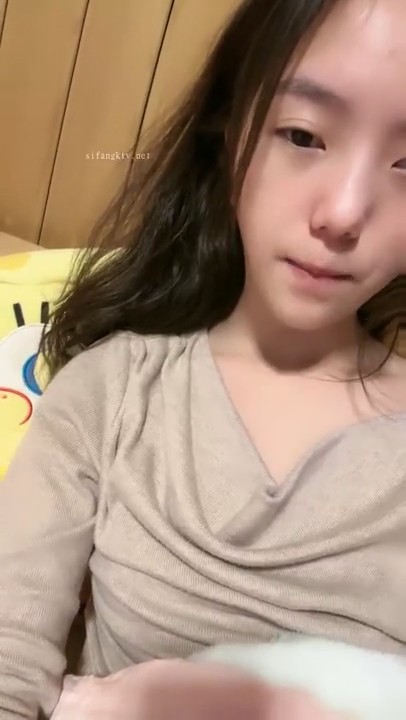 丝袜露脸大长腿风骚女模下海直播赚外快，连体开档黑丝诱惑，自己揉捏小奶子，各种骚浪动作不断听指挥别错过