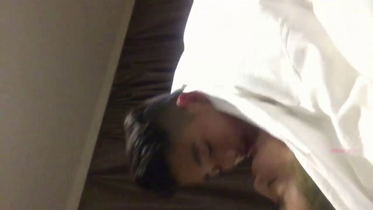 没啥性经验的年轻情侣酒店开房女的貌似有性昏厥症没啥反应全程闭着眼睛呻吟