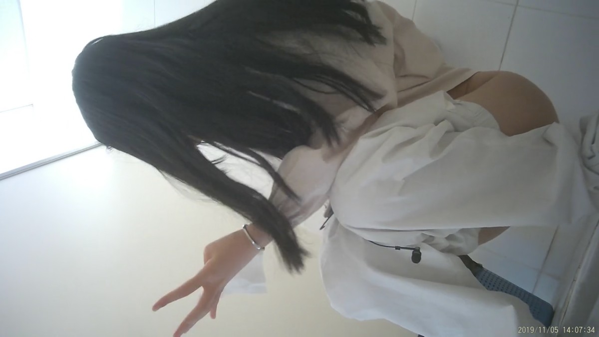 极品貌美少女在躲在厕所自慰 边看A片边揉阴蒂非常陶醉 高潮看着湿透的双指意犹未尽 妙呀