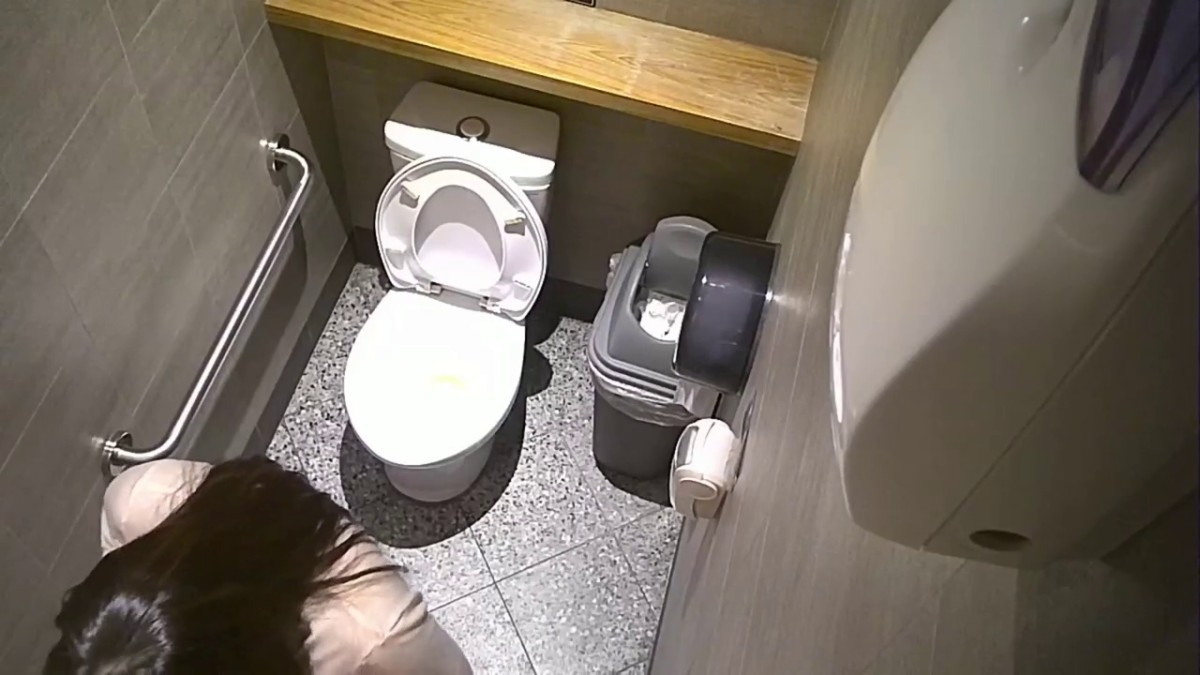 专业盗站新流出 领导为了掌控员工上班玩手机在写字楼女厕装监控偷拍黄衣美眉浏览网页被拍了个正着