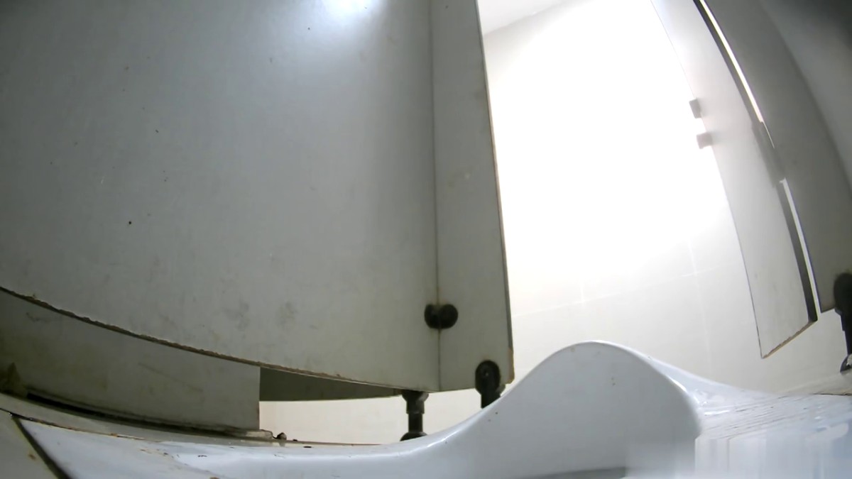 厕拍大神潜入纸箱厂全景后拍女工尿尿浓妆艳抹得妹子居然穿个开档丝袜无内裤上班方便和领导啪啪吧