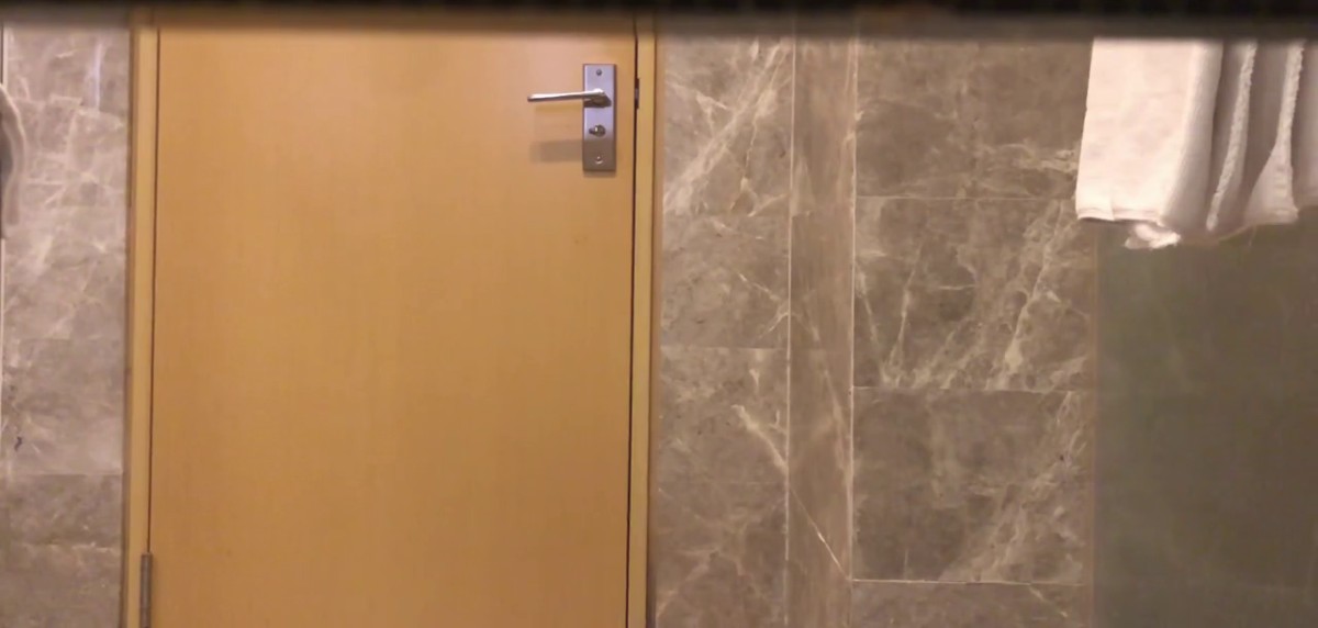 偷拍大神浪哥酒店浴室偷装摄像头偷拍 两个妹子洗澡其中一个貌似剃过逼毛不久