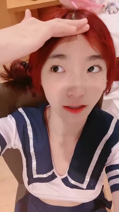 学生制服极品尤物美少女！一头红发卡哇伊！外表甜美骚的很，坐马桶上假屌抽插