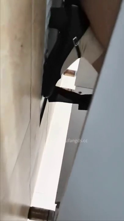 九月最新流出 大神潜入某大学舞蹈教学楼厕所手持偷拍舞蹈生换衣服尿尿专心拍一个学妹的时候被旁边坑位的发现了叫开门