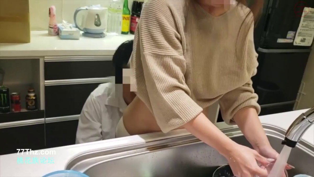 第一次被同事邀请去他家吃饭 吃完饭很豪爽的又邀请我一起分享他漂亮老婆