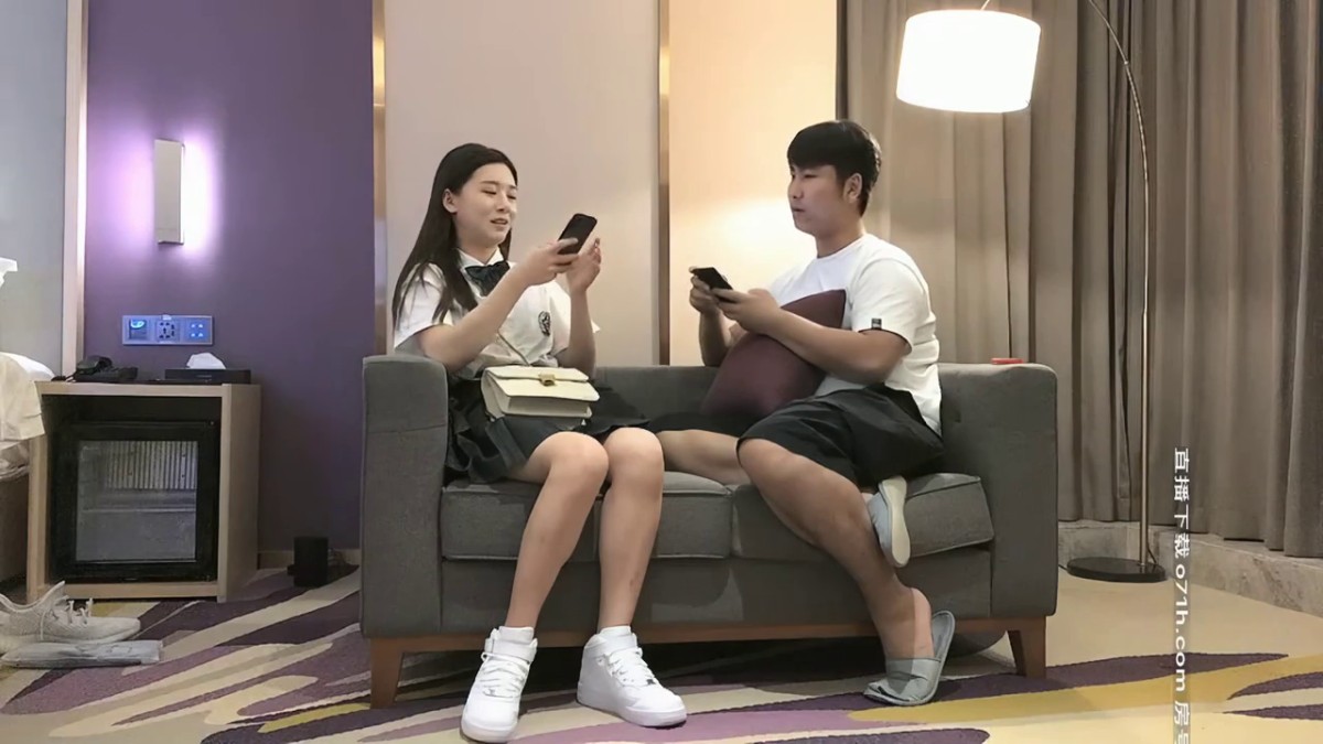 【AI高清画质2K修复】2020.8.23【小宝寻花】19岁极品清纯乖乖女，娇羞软萌惹人爱，挑选几个观众终于同意留下