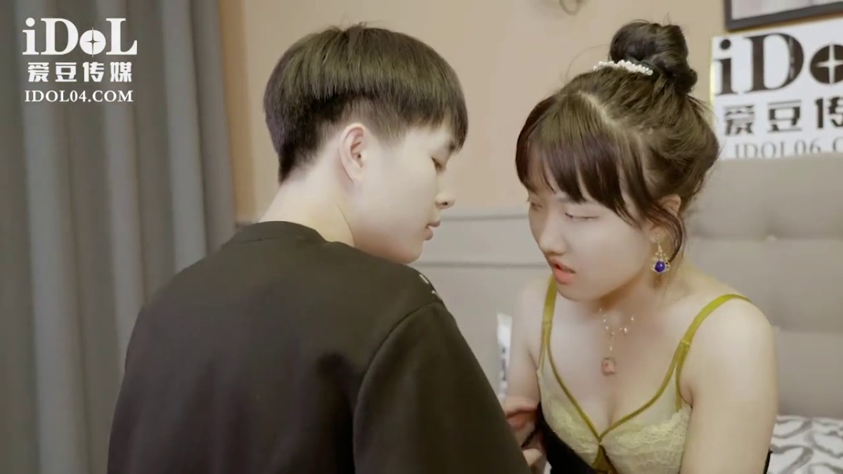 引领国产AV性爱新时尚ID5290《背着老婆偷情寄宿表妹》爆操美女超多白浆 高清