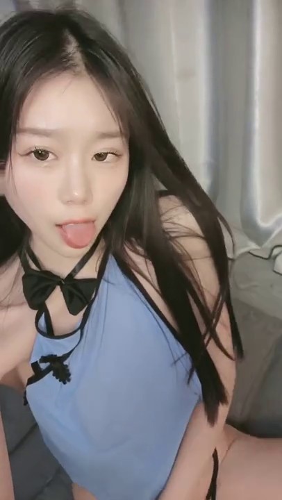 浑身骚痒的西瓜妹妹，性感高跟黑白丝 激情裸聊搓奶抠B跳舞诱惑，刷个超跑加V可约