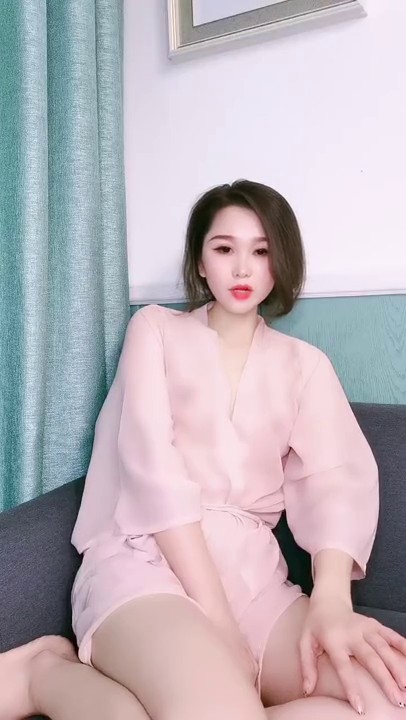 极品尤物风骚大波浪美女小姐姐 ，火辣红唇性感睡衣 ，拨开丁字裤掰穴 ，毛毛浓密后入假屌抽插 ，双跳蛋塞入震动