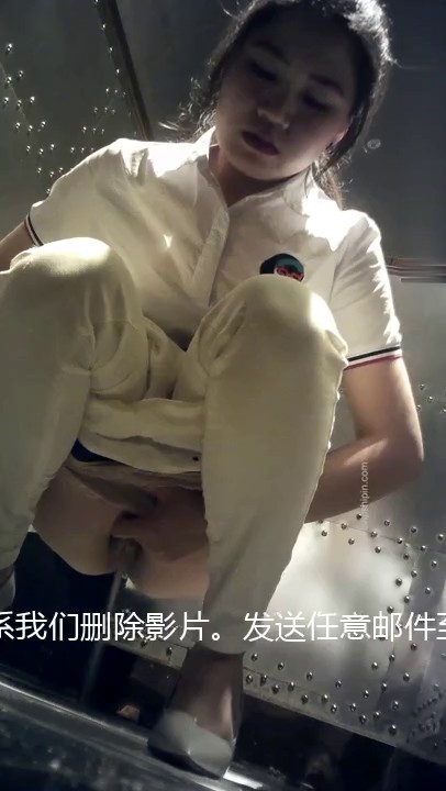 夜店女厕偷拍 漂亮的美女服务生 鲍鱼还是粉嫩的