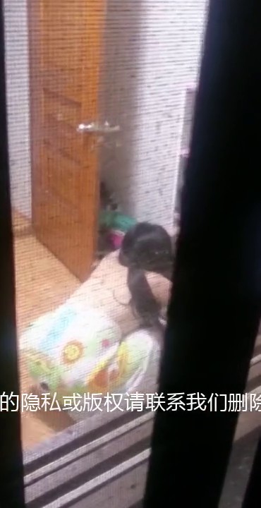 冒死潜入单位宿舍偷窥两个大奶子美女同事