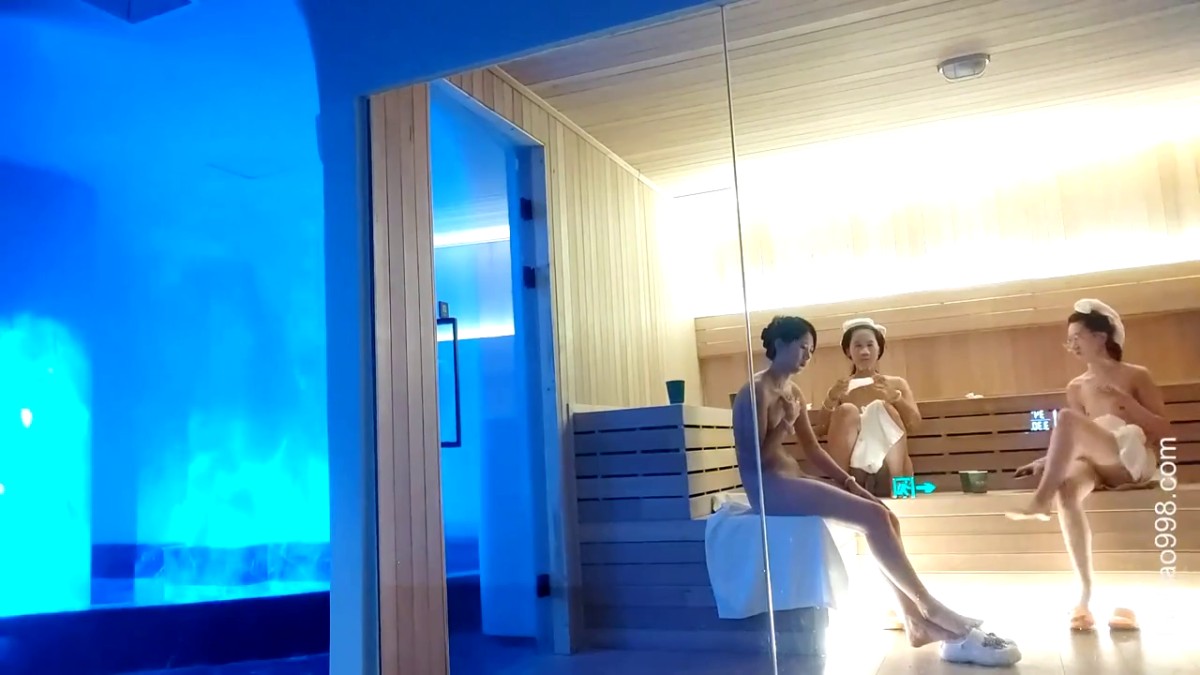 -十月最新流出 女偷拍大神潜入国内洗浴会所四处游走 更衣室浴池近身偷拍几个嫩妹更衣戏水