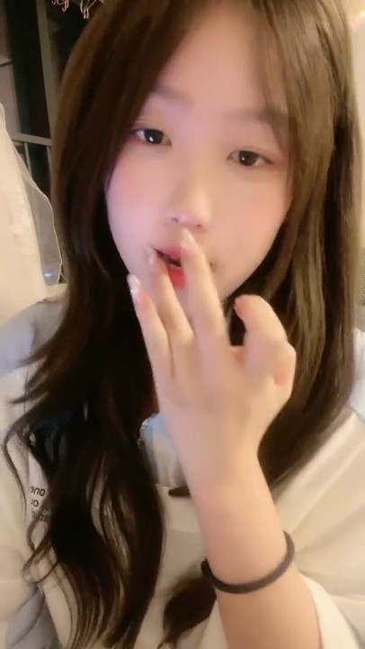 甜心小可爱极品颜值校花女神，真是爱了爱了，迷人的骚奶子看了秒硬，两根手指抠进粉嫩骚逼狼友都快射了好骚