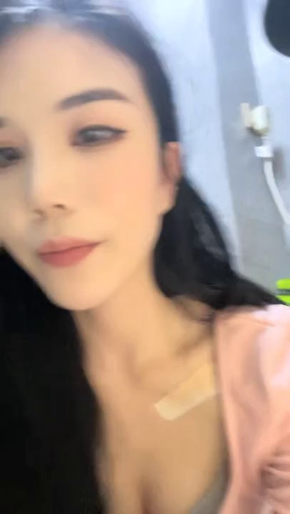 极品颜值靓女小美！收费房自慰操逼！按摩器震穴疯狂揉搓，穿上开档黑丝，炮友激情爆操，射在屁股上