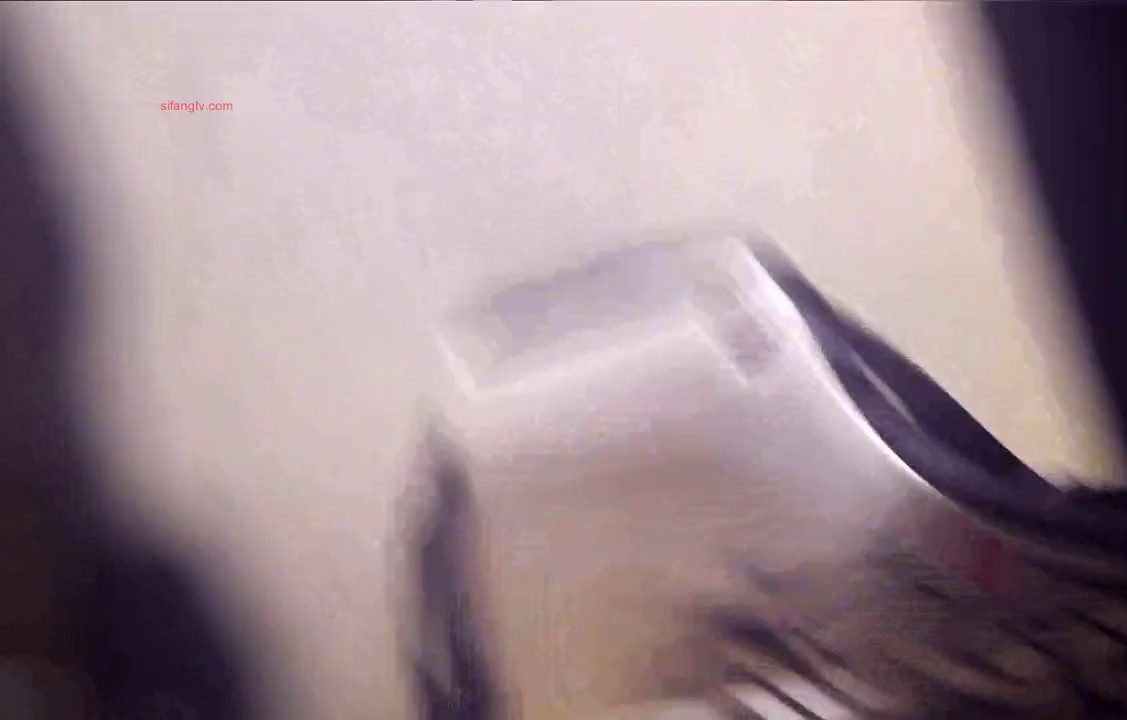 大神潜入商场女厕偷拍几个小嫩妹 看着其中一个妹子的嫩B入神了 差的被发现