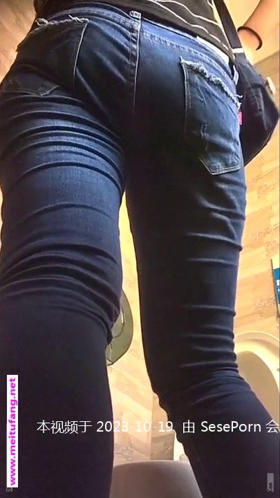 风景区女厕全景偷拍多位美女少妇前来献B3