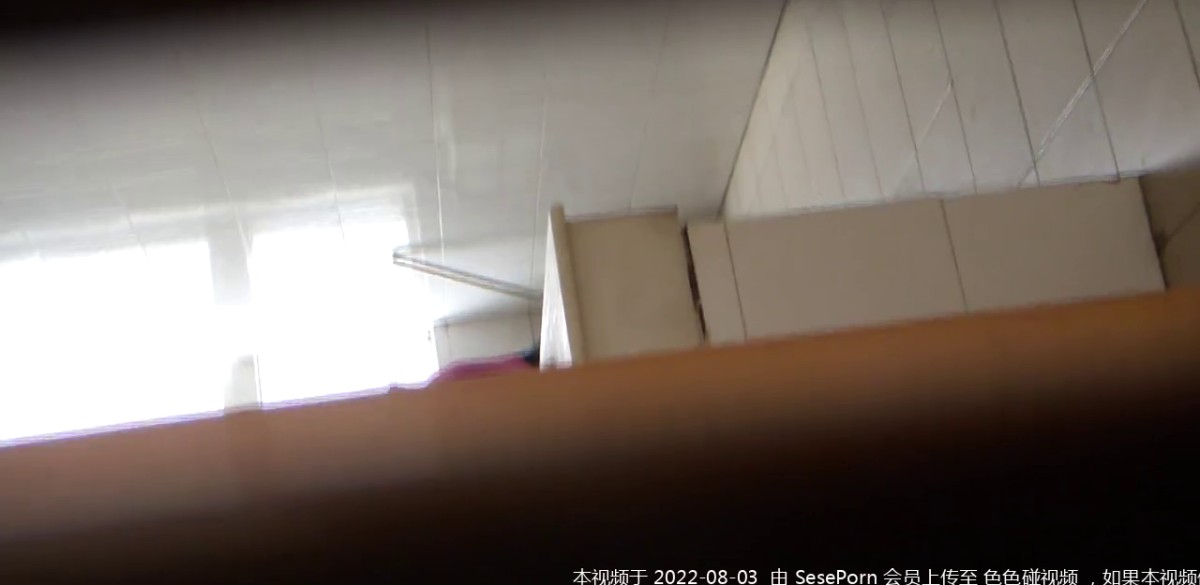 大学厕所穿衣风格和其他女学生完全不同，应该是被包养了，不过看B还挺嫩的应该刚开发不久(原档）