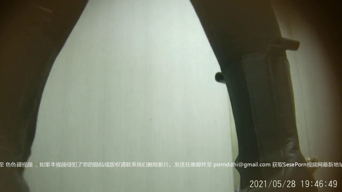 商场女厕偷拍 黄头发时尚妹子人美B也美