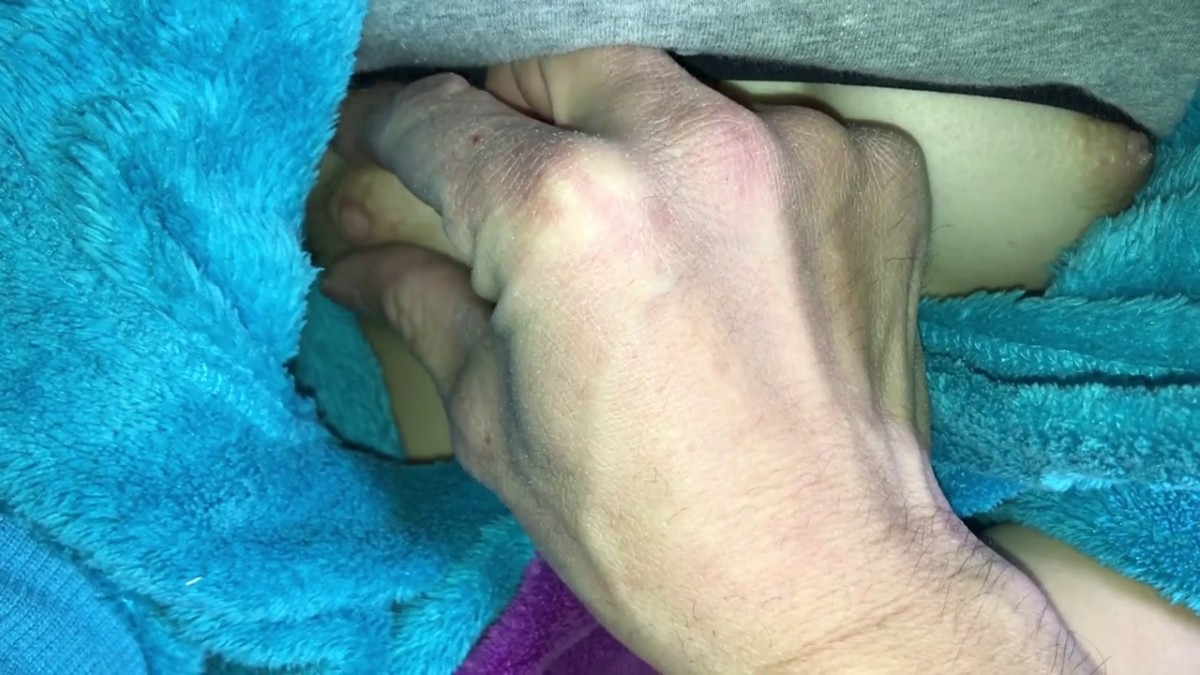 公司聚会送喝醉的美女同事回家摸摸奶玩玩B