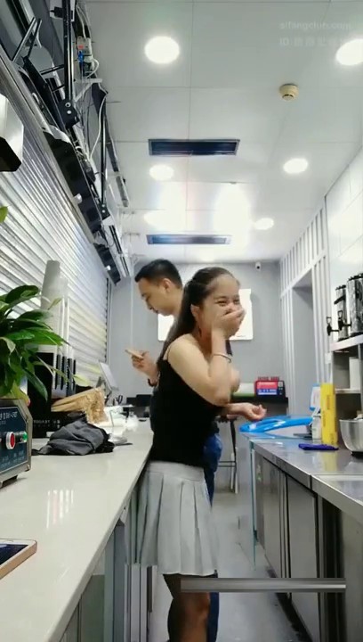 生榨果汁店学院派美女服务员上班期间趁老板不在直播赚外快,按照粉丝要求拉顾客在后厨现场肏逼啪啪.国语!