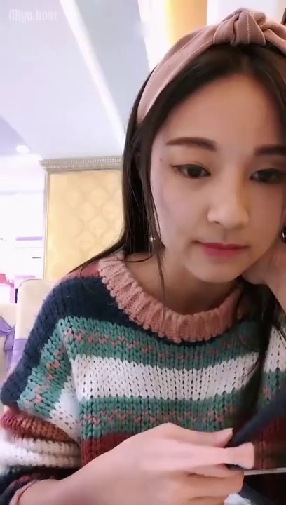 假期实习大三美女司仪,边主持婚礼边值播,被土豪砸礼物到厕所露臊B紫薇