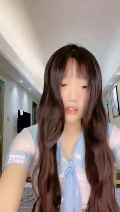 外表清纯学生装妹妹！超嫩美乳纤细美腿！全裸扭腰摆臀，翘起屁股看穴，掰开紧致小穴