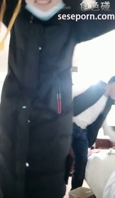 萝莉主播柠檬晚上出击勾搭上个演杂技的同龄饥渴小伙玩母子乱伦对白精彩