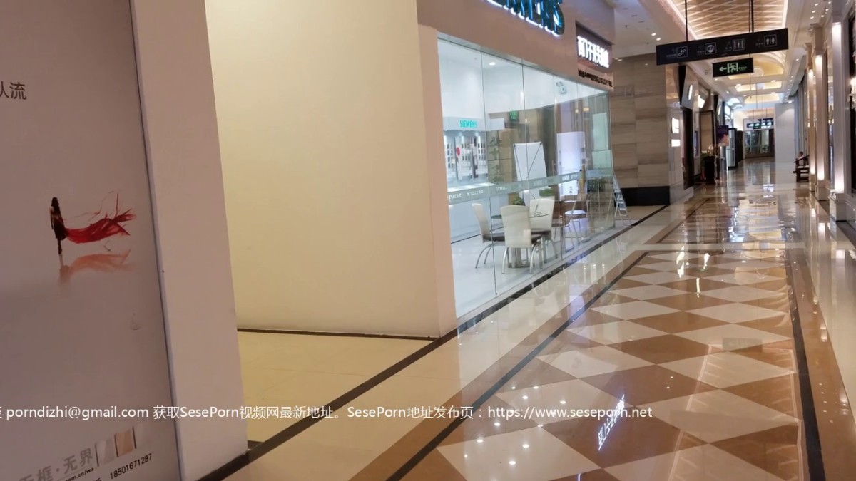 商场女厕全景偷拍BB保养的还不错的美女店员